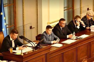 ŽIVĚ: Sněmovna pokračuje v mimořádné schůzi o nedů...